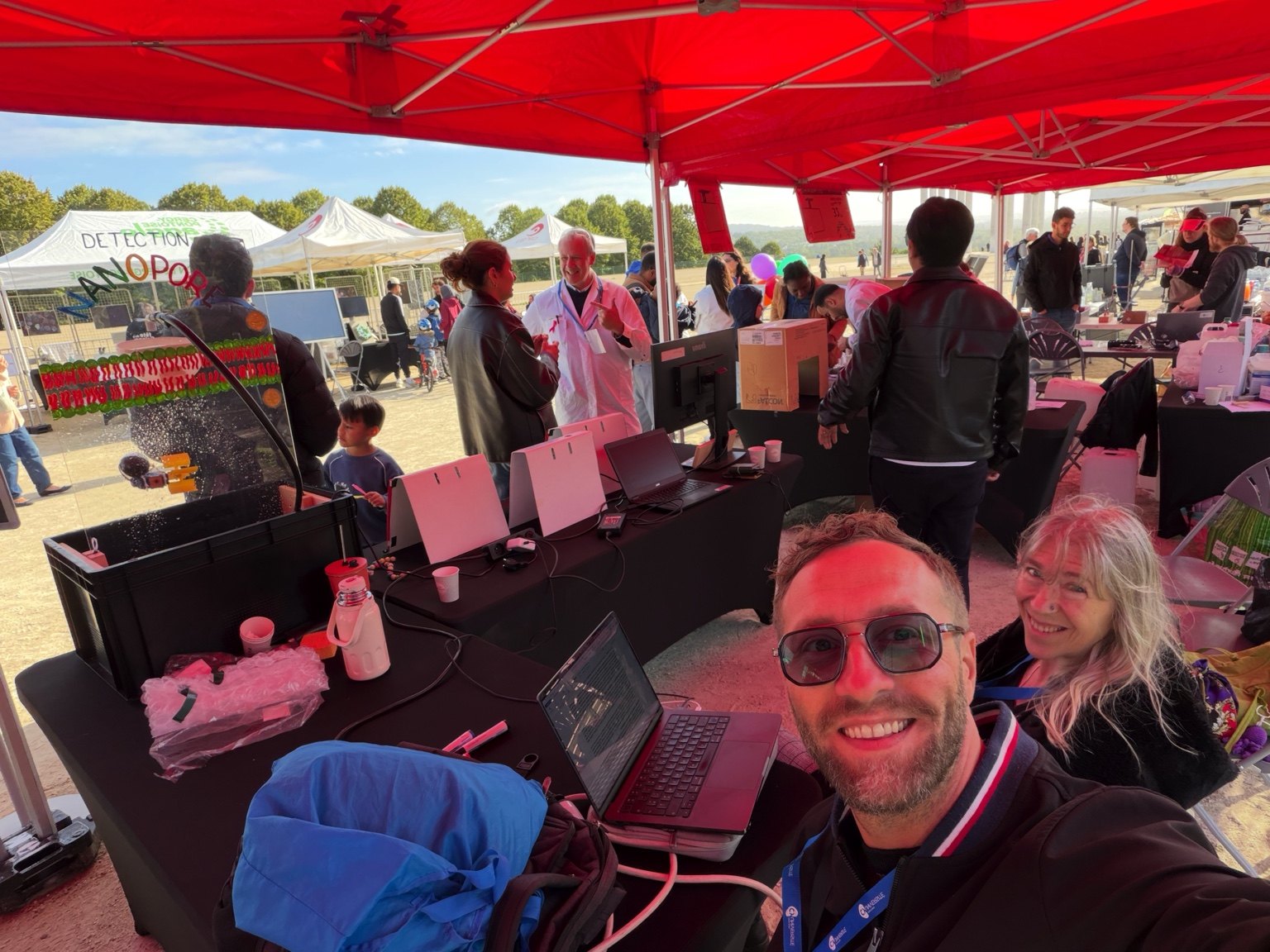 Research team at the FĂŞte de la Science nanopore demonstration stand